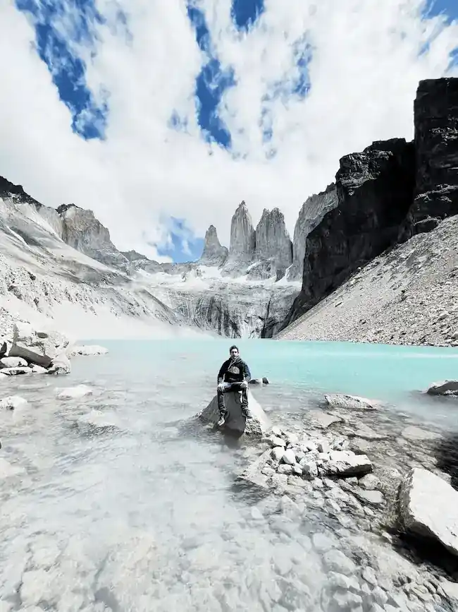 Ezequiel Grinberg frente a una laguna y un paisaje montañoso detrás.