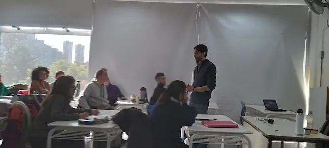 Ezequiel Grinberg dando una clase.
