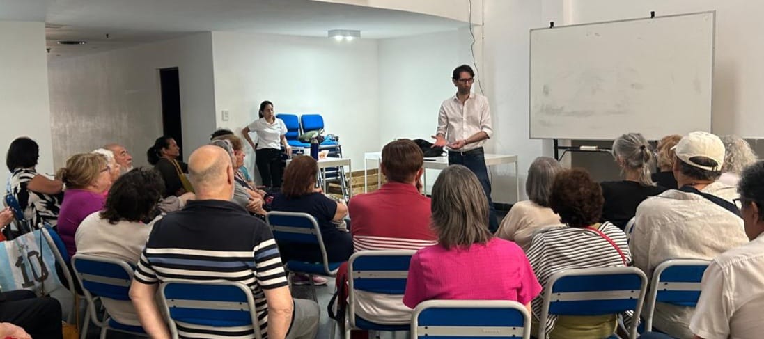 Ezequiel Grinberg dando una nueva clase.